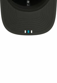 Schwarze Kappe mit einem flachen Schirm, die auf der Vorderseite drei horizontale Streifen in Weiß, Türkis und Schwarz aufweist. Einfaches, strukturiertes Innendesign.