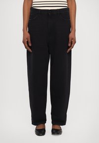 Pantalones de mezclilla negros con un ajuste holgado, que cuentan con bolsillos frontales, pasadores para cinturón y un cierre de botón. Textura suave, corte recto.