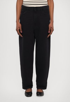 Pantalones de mezclilla negros con un ajuste holgado, que cuentan con bolsillos frontales, pasadores para cinturón y un cierre de botón. Textura suave, corte recto.