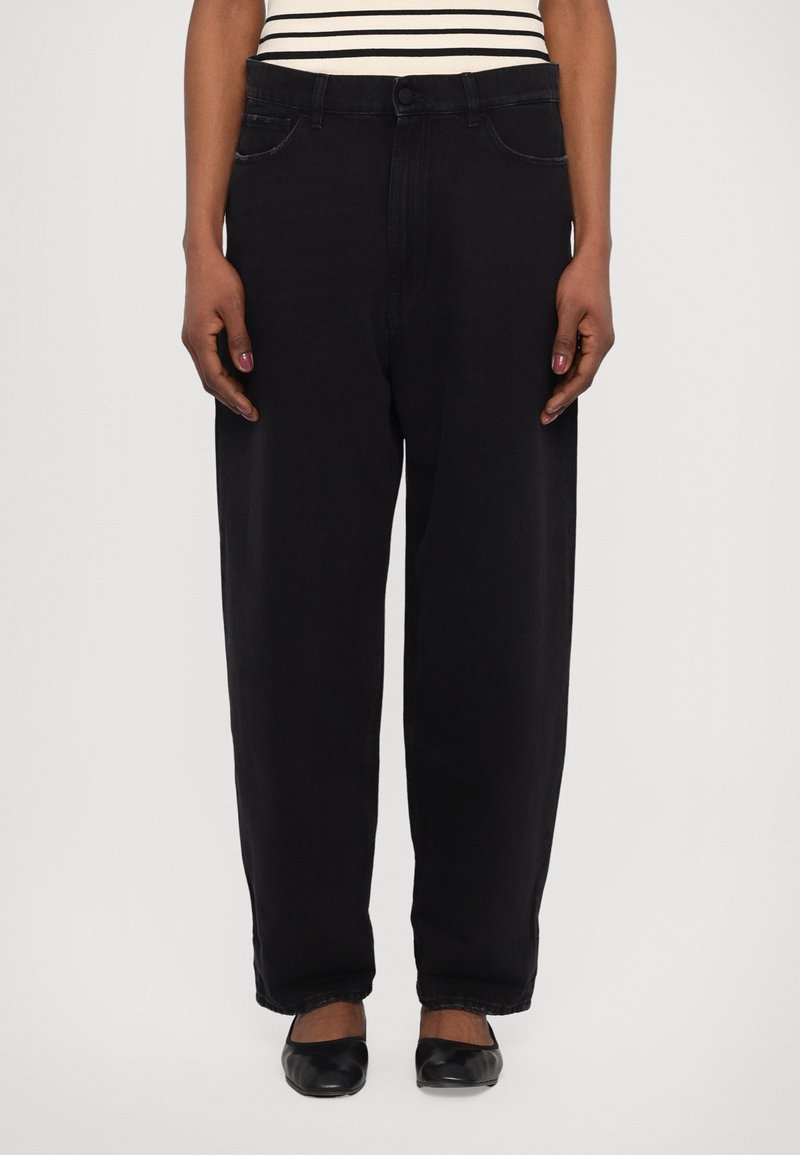 Pantalones de mezclilla negros con un ajuste holgado, que cuentan con bolsillos frontales, pasadores para cinturón y un cierre de botón. Textura suave, corte recto.