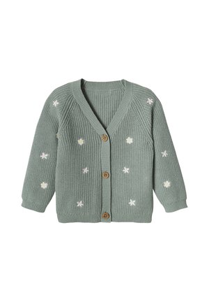 Grüne gestrickte Strickjacke mit Holzknöpfen, verziert mit kleinen weißen Stern- und Blumenmustern auf Vorderseite und Ärmeln.
