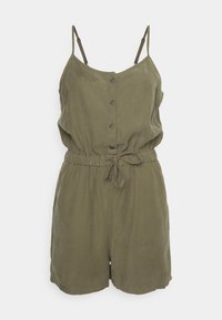 Jumpsuit vert olive avec fines bretelles, boutons sur le devant, taille élastique et cordon de serrage. Fabriqué en tissu doux avec une coupe décontractée et sans motifs.