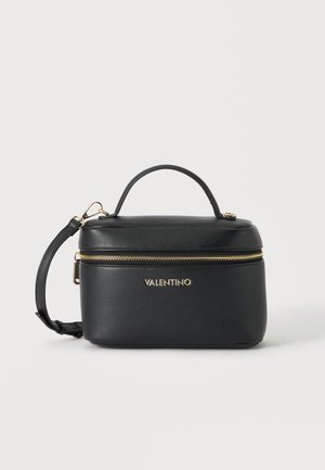 Sac à main rectangulaire en cuir noir Valentino avec poignée supérieure, fermeture éclair dorée et bandoulière réglable sur fond blanc.