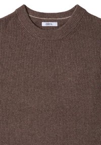 Brauner gerippter Strickpullover mit rundem Ausschnitt, mit einem Etikett mit der Aufschrift "CECIL" am Hals. Weiche Textur mit einheitlichem Muster.