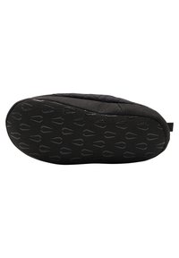 Czarna podeszwa buta z teksturowanym wzorem gripu, z pikowanym górnym materiałem i lekkim zakrzywieniem przy palcach, zaprojektowana z myślą o komforcie.