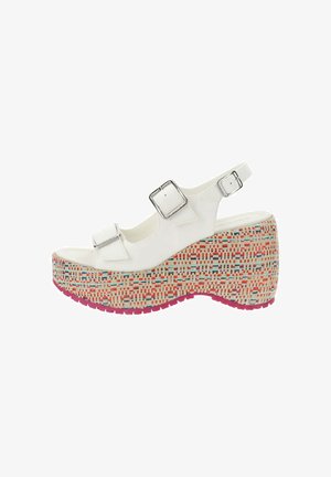 Witte platform sandalen met dubbele metalen gesps, gestreepte multikleurige wig en roze buitenzool. Glad oppervlak en modern ontwerp.