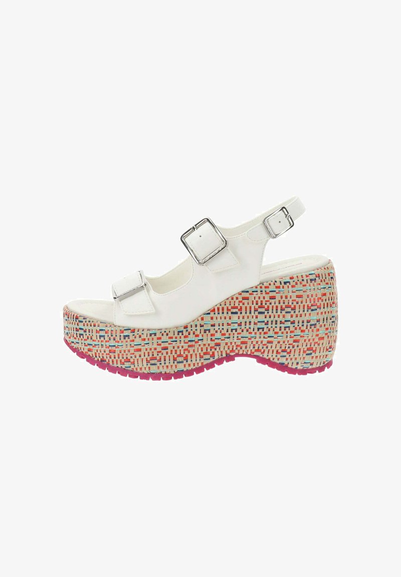 Sandali platform bianchi con doppie cinghie metalliche, zeppa multicolore a fantasia e suola rosa. Texture liscia e design moderno.