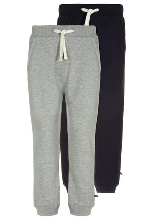 Deux pantalons de jogging : un gris et un bleu marine, fabriqués en tissu doux. Les deux présentent des ceintures élastiques et des cordons de serrage, ainsi que des ourlets resserrés.
