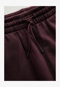 Valimata, burgundy red