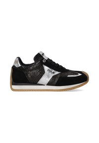 Czarne i srebrne sneakersy z cholewką z zamszu i siateczki metalicznej, białą podeszwą pośrednią oraz podeszwą z gumy z teksturowanym wzorem.