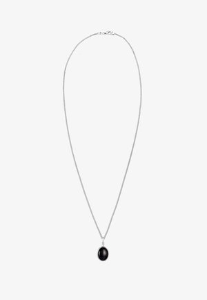 Collier en chaîne argentée avec un pendentif en pierre noire en forme d'ovale. La chaîne a une texture torsadée et un fermoir sécurisé. La pierre est lisse et brillante.