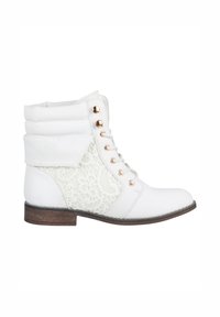 Bottes blanches à la cheville avec panneaux latéraux en dentelle, bout rond et col replié en douceur. Oeillets en or et lacets, talon en bois empilé.