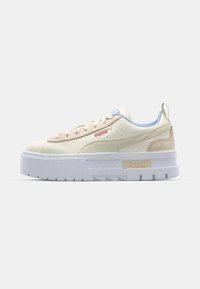 Plattform-Sneaker mit cremefarbenem Obermaterial, hellblauen Akzenten und rosa Details. Verfügt über eine strukturierte weiße Sohle und ein gebrandetes Seitenpaneel.