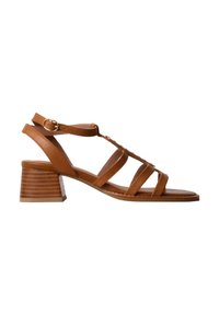 Sandale en cuir marron à bout ouvert, talon bloc bas, multiples lanières sur le pied et bride de cheville réglable avec boucle dorée.