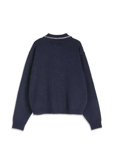 Pull bleu marine à manches longues avec poignets et ourlet côtelés, présentant un petit motif triangulaire blanc le long du bord du col.