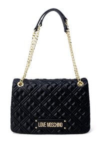 Czarna pikowana torebka na łańcuszku w kolorze złotym. Charakteryzuje się gładką teksturą i prostokątnym kształtem, ozdobiona markową plakietką z przodu.