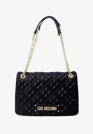 Borsa a tracolla nera trapuntata con catene dorate. Presenta una texture liscia e una forma rettangolare, decorata con una placca di marca sul davanti.