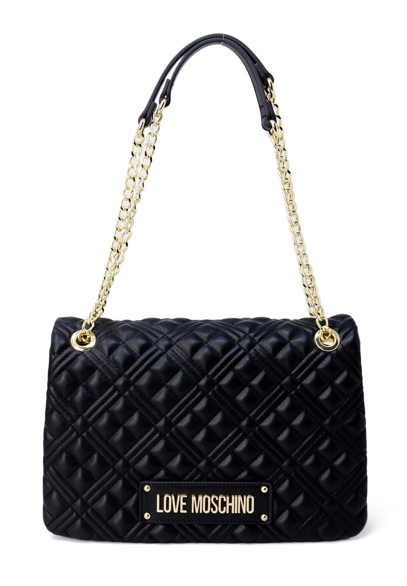 Czarna pikowana torebka na łańcuszku w kolorze złotym. Charakteryzuje się gładką teksturą i prostokątnym kształtem, ozdobiona markową plakietką z przodu.