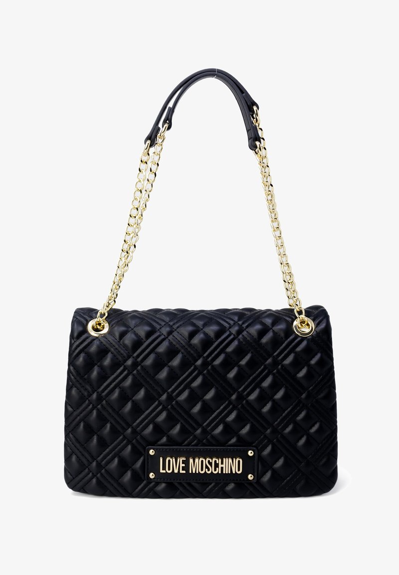 Czarna pikowana torebka na łańcuszku w kolorze złotym. Charakteryzuje się gładką teksturą i prostokątnym kształtem, ozdobiona markową plakietką z przodu.