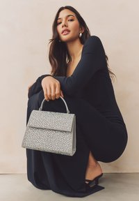 Zilveren handtas versierd met meerkleurige strass-steentjes, met een gestructureerd ontwerp, bovenhandvat en klepsluiting. Soepele textuur.