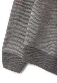 Tessuto a maglia grigio a coste, caratterizzato da una consistenza morbida e un delicato design a gradiente che si passa da un grigio chiaro a uno scuro ai bordi.