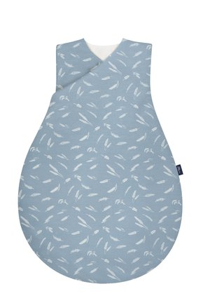 Blaues Schlafsack im abgerundeten Design, mit einem weißen Feder-Muster, Wickelstil und weichem Stoff. 
