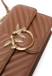 Sac à main en cuir brun au design matelassé, avec un fermoir en métal doré en forme de cercle, orné de deux motifs d'oiseaux. Sangle en chaîne incluse.