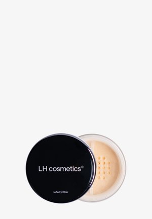 Container met losse settingpoeder met zwart deksel, gelabeld "LH cosmetics Infinity filter", met zicht op beige poeder en zeven in het interieur.