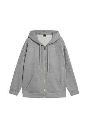 Sudadera gris con cremallera, gran capucha, mangas largas, bolsillos frontales y detalles en los hombros adornados con pequeños strass. Textura de tela suave.