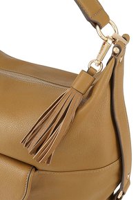 Tan leren handtas met een gestructureerde afwerking, voorzien van een ritssluiting, gouden hardware en een decoratieve kwastaccent.