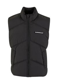 Zwarte puffervest met hoge kraag, ritssluiting aan de voorkant en diagonale quiltpatroon. Heeft zijzakken en een logopatch op de borst.