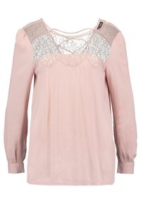 Blusa rosa chiaro con maniche lunghe, dettagli in pizzo sulle spalle e un tessuto texturizzato. Presenta una vestibilità comoda e un colletto rotondo.