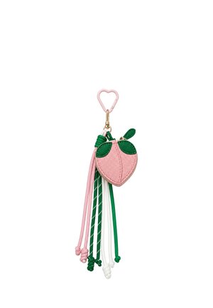 Herzförmige pinkfarbene Klammer, befestigt an einem Schlüsselanhänger mit einem pink-grünen, pfirsichförmigen Täschchen und hängenden pinken, grünen und weißen Schnüren mit Knoten.