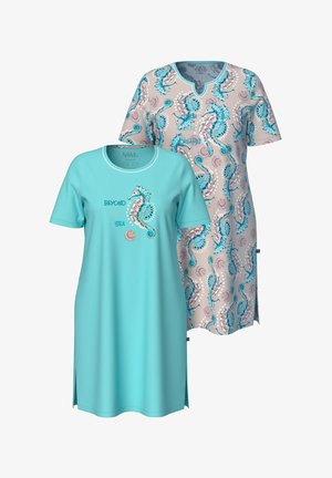 Deux chemises de nuit à manches courtes, une turquoise unie avec un hippocampe et le texte « Beyond the Sea », une beige avec un imprimé intégral bleu d’hippocampes et de coquillages.