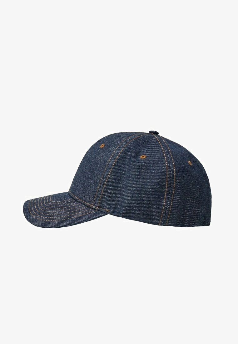 Casquette de baseball en jean bleu foncé avec surpiqûres marron et œillets de ventilation, vue de profil sur un fond blanc.