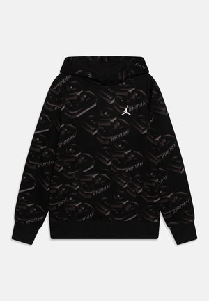 Sort hættetrøje med heltrykt hævet "23 Jordan" tekstmønster og lille hvid Jumpman-logo på brystet.