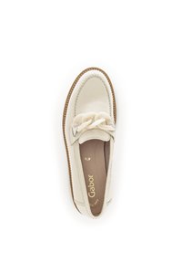Witte leren instaploafers met een ronde neus, decoratieve strikdetails aan de voorkant en een contrasterende bruin gestikte zool.