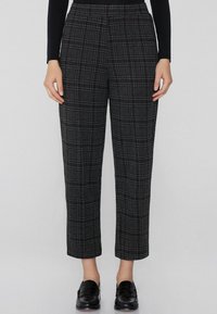 Grijze geprinte broek met een pasvorm op maat, voorzien van een klassiek ruitpatroon en een cropped enkel lengte. Het materiaal lijkt glad en gestructureerd.