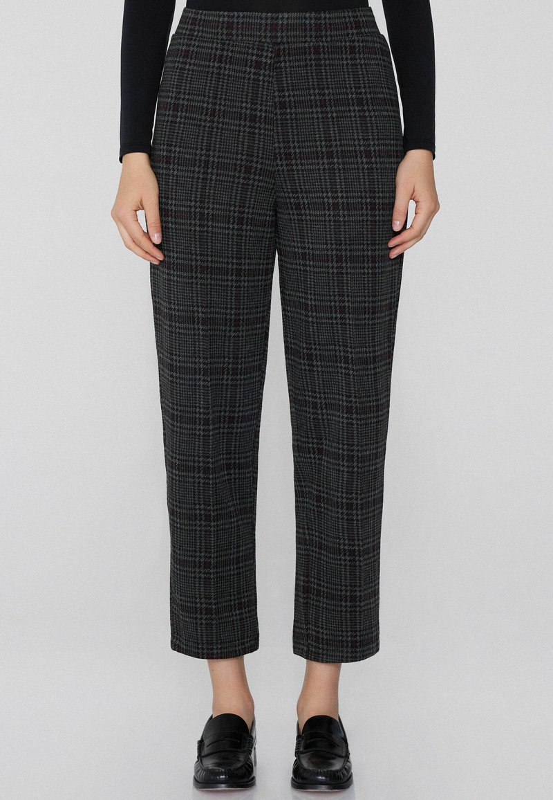 Grijze geprinte broek met een pasvorm op maat, voorzien van een klassiek ruitpatroon en een cropped enkel lengte. Het materiaal lijkt glad en gestructureerd.