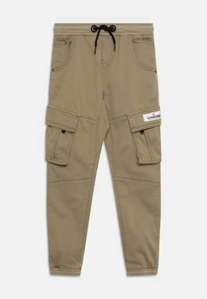 Pantalones cargo beige con cintura elástica y cordón negro, múltiples bolsillos incluyendo bolsillos con solapa y cierre de botón, y una etiqueta de la marca en el lateral.