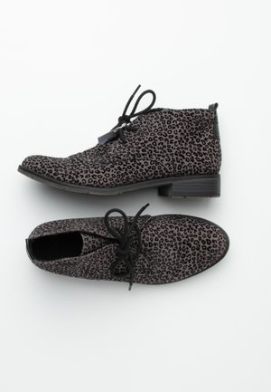 Paire de bottines grises à imprimé léopard noir, avec lacets noirs et talons bas empilés, vues de côté et de dessus.