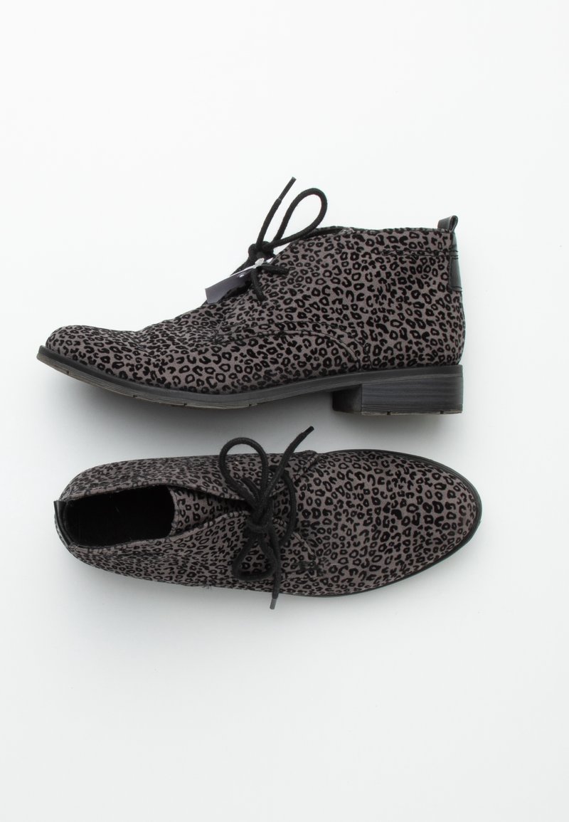 Paire de bottines grises à imprimé léopard noir, avec lacets noirs et talons bas empilés, vues de côté et de dessus.
