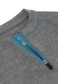 Grau strukturierter Pullover mit Reißverschlusskragen, der blaue Akzente um den Reißverschluss und Kragen aufweist; Etikett im Kragen sichtbar.