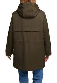 Abrigo parka verde oliva, con capucha y un corte holgado, presenta una abertura en la parte trasera y un detalle de cordón en la cintura. Tejido texturizado, de longitud media.