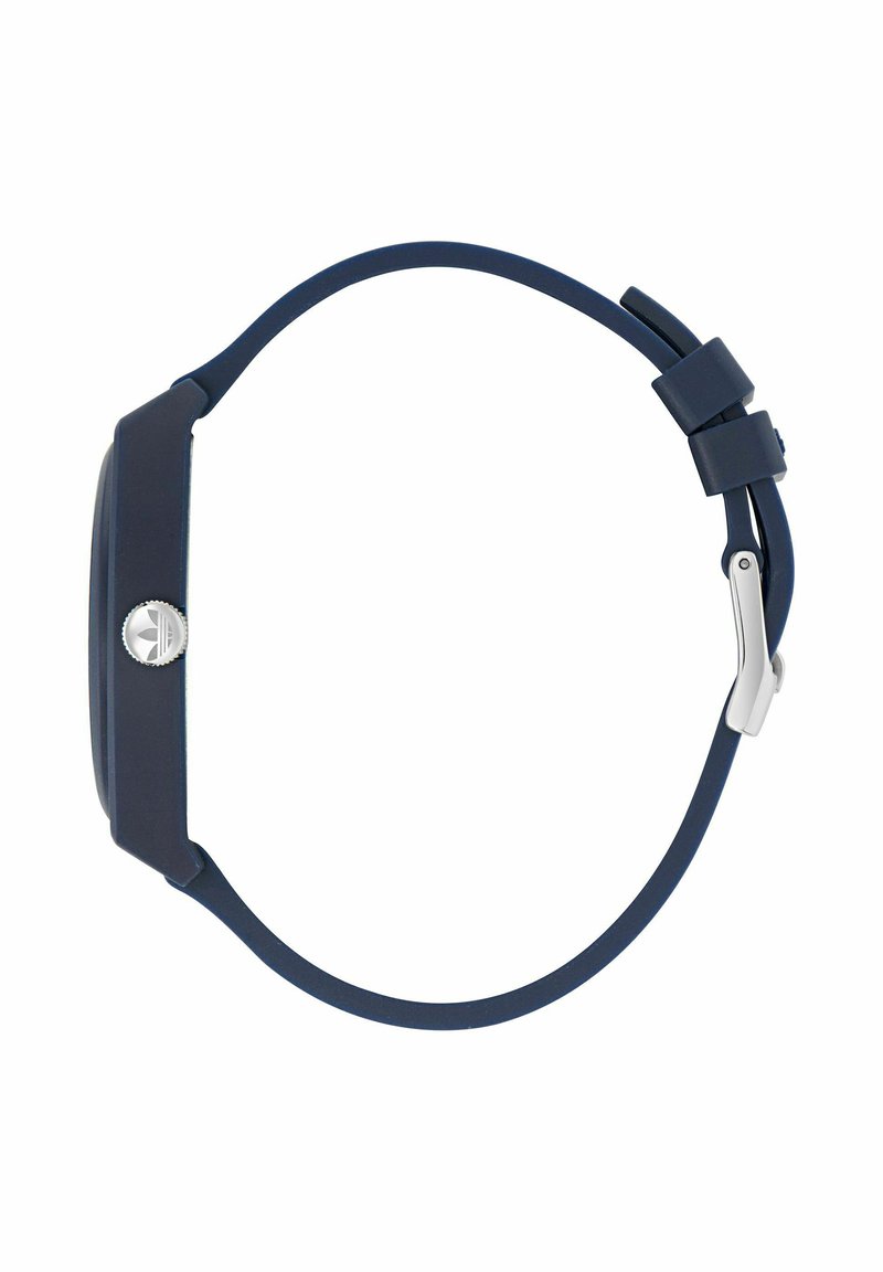 Seitenansicht einer marineblauen Armbanduhr mit einer runden silbernen Krone, die ein Kleeblatt-Logo zeigt, und einer Dornschließe am Silikonarmband.