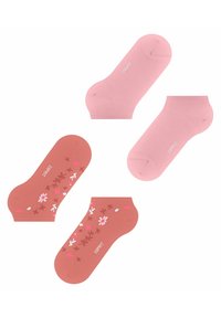 Enkel sokken in roze en koraal; het koraal paar heeft bloemenpatronen, terwijl het roze paar effen is. Beide paren hebben logo details.