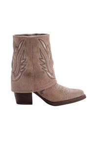 Bota cowboy de ante marrón claro con patrones bordados de estilo western y un tacón de madera apilado, mostrada en perfil lateral.