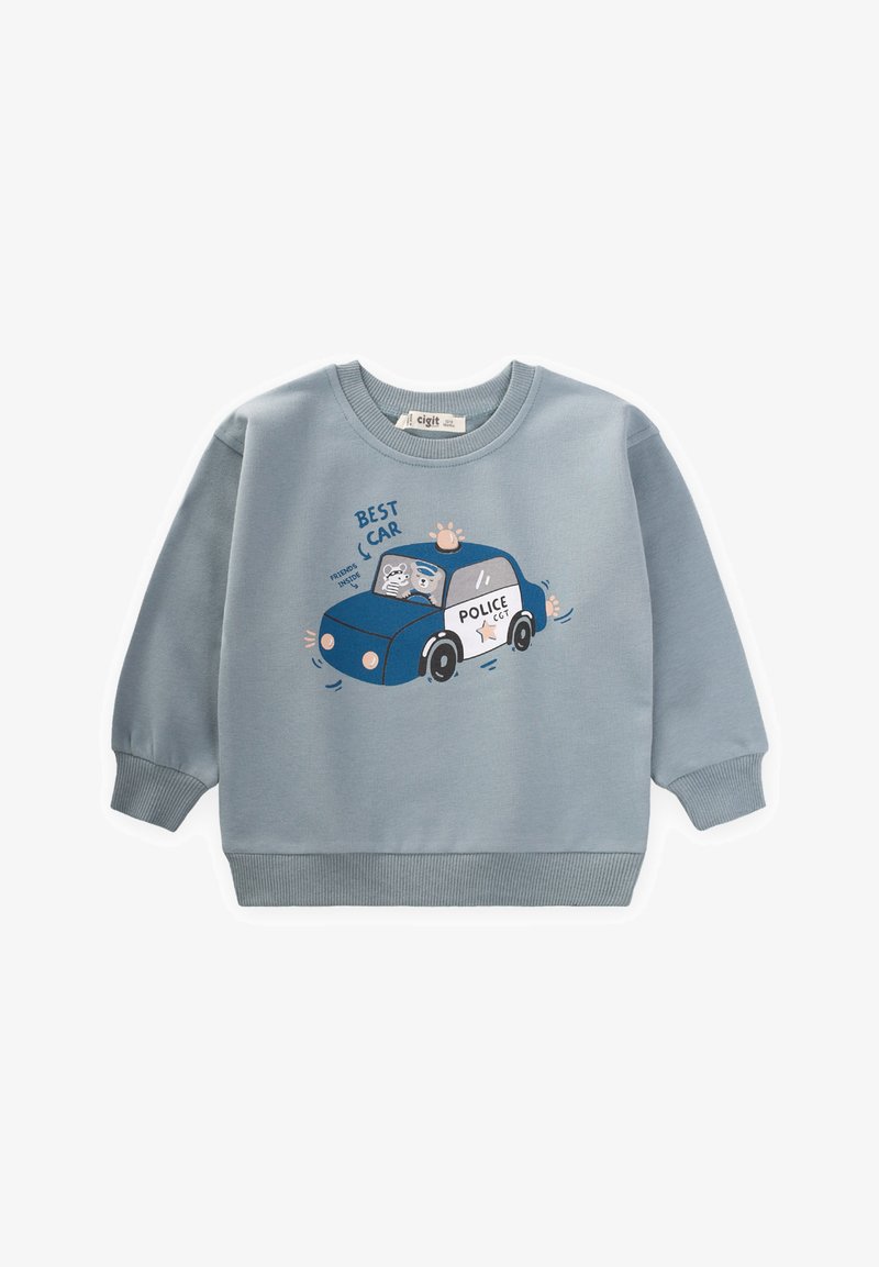 Sudadera azul claro con un diseño de coche de policía de dibujos animados. Cuenta con cuello redondo, puños acanalados y dobladillo. El texto dice "MEJOR COCHE".