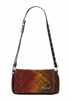 Sac bandoulière rectangulaire avec une sangle ajustable brun foncé, présentant un tissu texturé tissé en dégradé de rouge, orange et marron avec un petit logo.