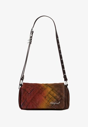 Pravokutna torbica na rame s podesivim tamnosmeđim remenom, izrađena od tkanine teksture tkanja u crvenoj, narančastoj i smeđoj gradaciji s malim logotipom.